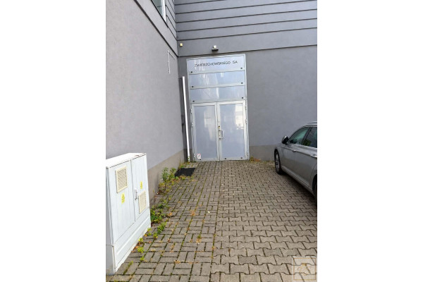 Poznań, Dziadoszańska, Jeden lokal - dwa wejścia i jedna brama wjazdowa
